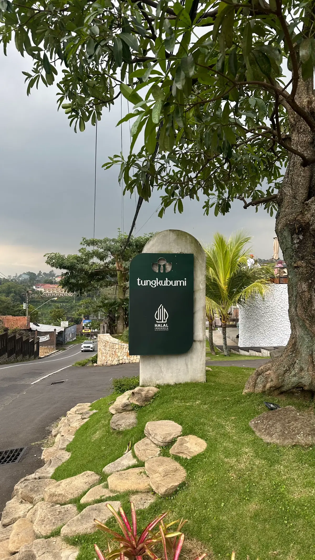 Kalo ke bandungan jangan lupa mampir kesini gaess,makanannya mantep poll🤏🏻 #tungkubumi #tungkubumibandungan #bandungansemarang #semarang #makansemarang 