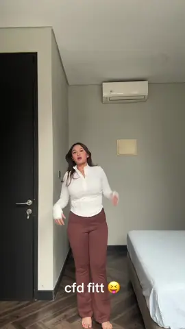 sumpil these flare pants nyaman sm stretchy bngt and makes my legs look nicee #joybasic #cutbray #flarepants