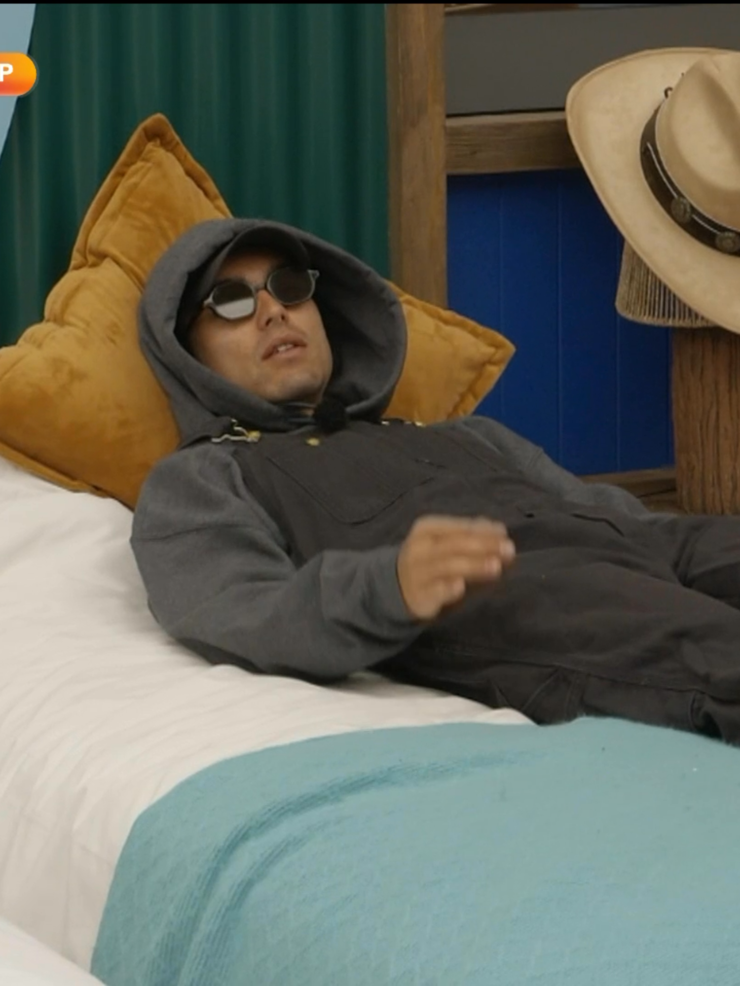 Dos de mis granjeros prefieren tomar su distancia, no les gusta convivir. 😏 📺 #LaGranjaVIP EN VIVO AHORA 🐮 Lunes a viernes 9:00 p.m. por #AztecaUNO Domingo La Gala 8:00 p.m. por Azteca UNO. 🌾 Transmisión 24/7 en #DisneyPlus, experiencia completa.