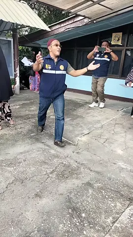 หาอยากน่ะผู้ใหญ่บ้านแบบนี้ หาลูกบ้านจะเซ็นให้เยียวยาน้ำท่วม5555