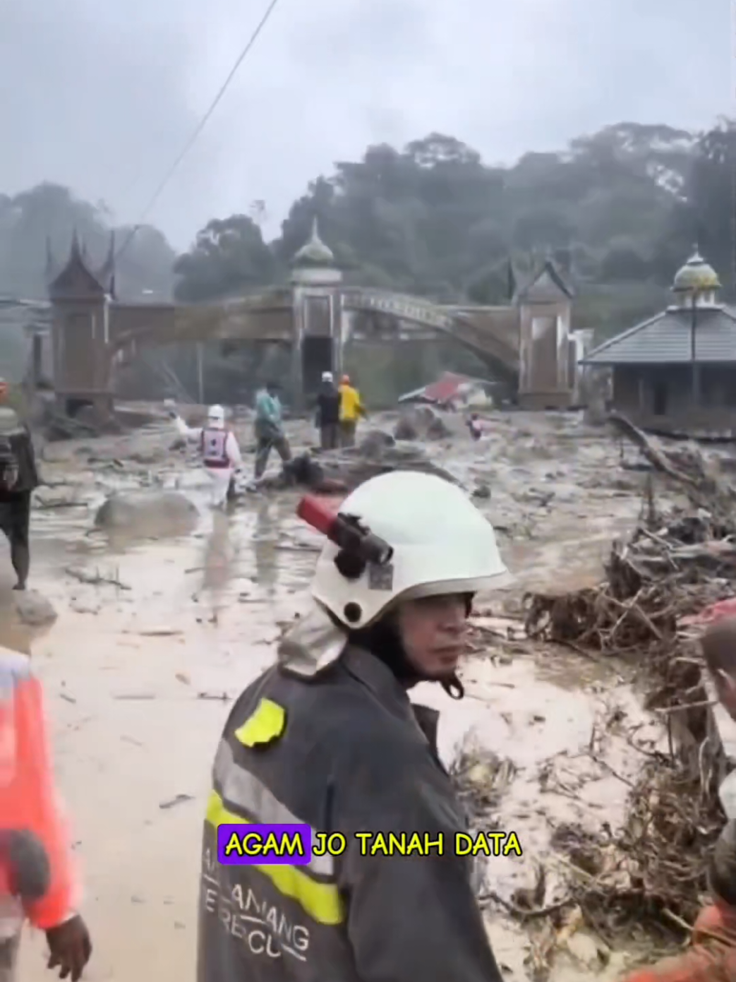 Kita do'a kan semuanya ya teman2 buat saudara kita disana yg terkena bencana. 🤲🤲 #prayforsumbar #prayforsumatra #bencanabanjir #padangsumbar #fyp 