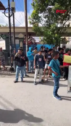 WARGA DESA KABAR GELAR AKSI DEMO SOAL BANTUAN UMKM Lombok Timur — Suasana tegang menyelimuti Kantor Desa Kabar, Kecamatan Sakra, pada Rabu (03/12/2025). Ratusan warga turun ke jalan menggelar aksi demonstrasi menuntut kejelasan terkait pendataan bantuan UMKM yang dinilai tidak transparan. Aksi ini dipicu oleh dugaan adanya perangkat desa yang turut menerima bantuan tersebut, padahal bantuan itu diperuntukkan bagi para pelaku UMKM yang membutuhkan dukungan ekonomi. Dalam aksinya, warga menyampaikan protes keras dan meminta agar perangkat desa yang diduga terlibat tidak mengambil hak masyarakat kecil. Mereka menegaskan bahwa bantuan UMKM harus tepat sasaran dan diprioritaskan bagi warga yang benar-benar berhak. Menanggapi tekanan massa, pihak Pemerintah Desa Kabar akhirnya mengambil sikap tegas. Mereka menyatakan sepakat bahwa seluruh perangkat desa yang diduga menerima bantuan tidak diperkenankan mencairkannya. Bantuan itu diserahkan langsung kepada koordinator aksi untuk kemudian dialokasikan kepada warga yang lebih berhak menerimanya. Aksi demonstrasi tersebut menjadi cerminan kuatnya tuntutan masyarakat terhadap transparansi dan keadilan dalam penyaluran bantuan. Warga berharap kejadian ini dapat menjadi pembelajaran bagi semua pihak agar pendataan dilakukan secara lebih jujur, terbuka, dan bertanggung jawab. #DesaKabar #Sakra #LombokTimur #AksiDemo #TransparansiBantuan 