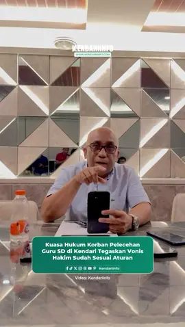 Kuasa hukum korban pelecehan, Nasruddin menegaskan vonis lima tahun dari Majelis Hakim Pengadilan Negeri (PN) Kendari, Sulawesi Tenggara (Sultra) yang diberikan kepada guru SD, Mansur (53) sudah sesuai aturan. “Sudah sesuai ketentuan karena ancaman hukuman minimal lima tahun, ditambah sepertiga karena terdakwa merupakan tenaga pendidik,” tegas Nasruddin di hadapan awak media di salah satu kafe di Jalan Saosao, Kelurahan Bende, Kecamatan Kadia, Kota Kendari, Sultra, Selasa (2/12/2025). Menurut Nasruddin, seluruh proses persidangan berjalan sesuai peraturan peradilan sehingga tak perlu lagi ada yang harus dipersoalkan. Ia juga membantah soal adanya tudingan mengenai jumlah saksi yang tidak sesuai. Padahal, kata Nasarudin, dalam persidangan itu, sebanyak 3 saksi anak diperiksa yang terdiri 1 korban dan 2 saksi anak, ditambah orang tua korban, 1 ahli, serta 2 saksi dari pihak terdakwa. Nasruddin menjelaskan aturan perkara yang melibatkan anak dalam kasus ini memang tidak disumpah. Tetapi keterangannya masih dapat digunakan sebagai alat bukti yang sah. Keterangan saksi anak itu juga makin diperkuat dengan adanya hasil pemeriksaan terhadap psikiater dan ahli. “Ada keterangan psikiater, ada ahli, Itu sudah tiga alat bukti. Dari situlah hakim menarik keyakinannya bahwa terdakwa memang melakukan tindak pidana yang didakwakan jaksa,” terangnya. Ia meminta para guru dan masyarakat untuk berhenti menyebar opini yang dinilainya tidak berdasar. Dalam bukti yang ia simpan, misalnya, sebuah tangkapan layar percakapan Mansur dengan salah seorang siswinya yang dinilai bernada seksisme menjadi bukti kuat bahwa apa yang telah terungkap di persidangan merupakan fakta yang tak dapat dibantah. “Ada anak-anak yang mau dicium, ada yang jilbabnya ditarik. Itu fakta sidang, dan keterangan anak-anak bersesuaian dengan alat bukti lain,” terangnya. Akibat perbuatannya ini, Nasruddin pun meminta agar Mansur juga turut dicopot statusnya sebagai aparatur sipil negara (ASN) sebagai bentuk pertanggungjawabannya. “Ketika nanti perkara ini sudah inkrah, harus dia pertanggungjawabkan perbuatannya dan saya minta supaya orang ini dipecat,” tandasnya. #kendariinfo #kendari #sulawesitenggara #sultra 