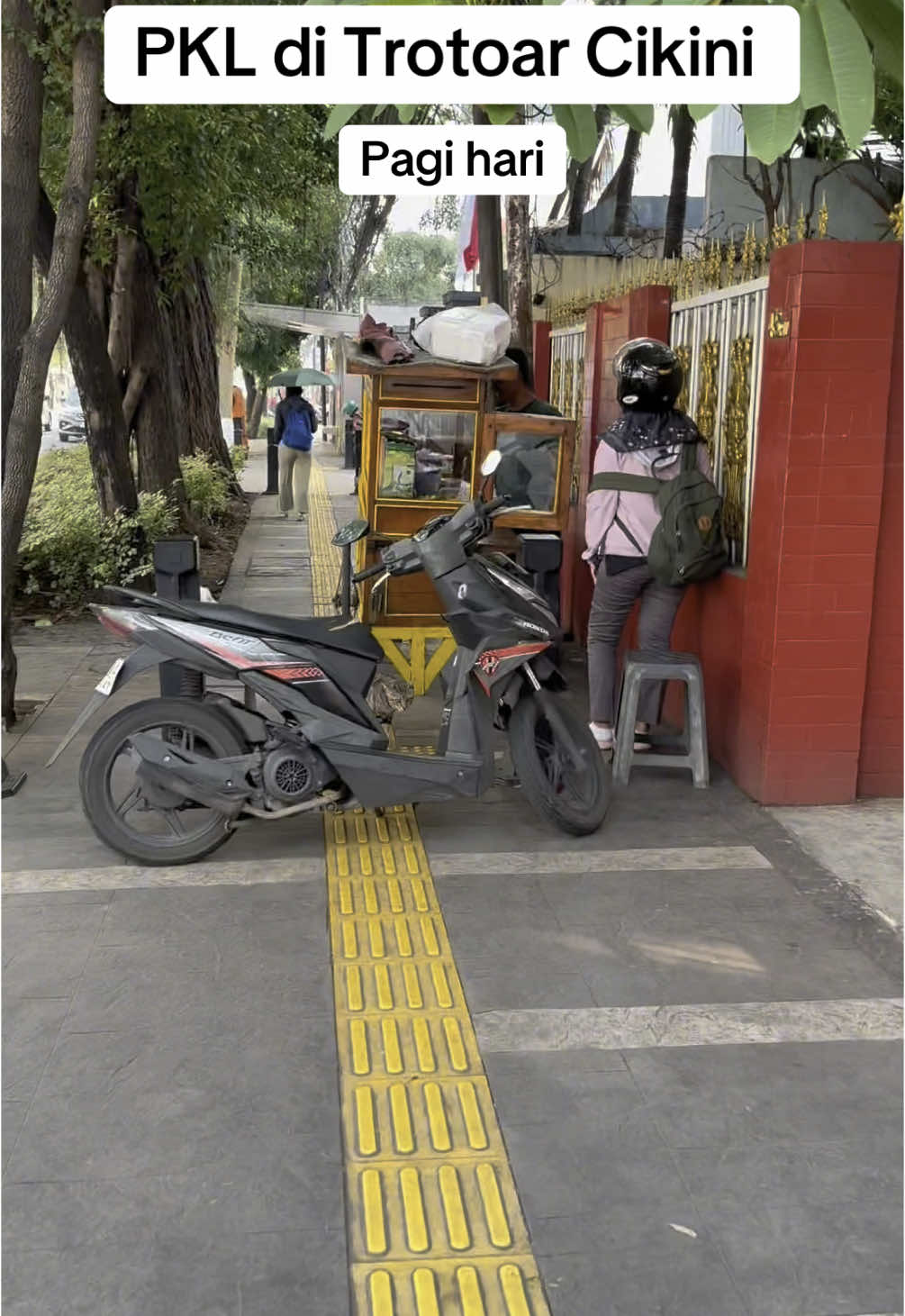 Situasi Trotoar dipenuhi PKL dari Stasiun Cikini ke Jalan Raden Saleh @pramonoanung @Pemprov DKI Jakarta @SATPOL PP JAK-PUS 