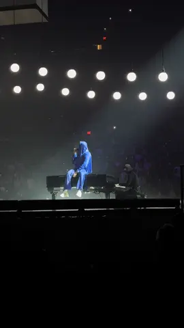 #badbunny #amorfoda Parece que los años pasaron Y ya estamos muy grandes para jugarle al dolido Por eso decidí armar esta pieza Un curita en el corazón para aquellos que pasarán este diciembre dolidos Esos días fríos Donde hace falta un buen abrazo de aquella persona que solo puedes extrañar Especial dedicación a los recuerdos, al pasado A los malos tragos que hemos pasado ¿Me entiendes de lo que estoy hablando? Mm, espero que todos tengan un gran cierre de año Después de este año tan atípico y tan raro Adiós, 2025 se las dedico, su amigo Emmanuel Vázquez , conocido como el Palomito _22 s@Bad Bunny #footprintcenter 