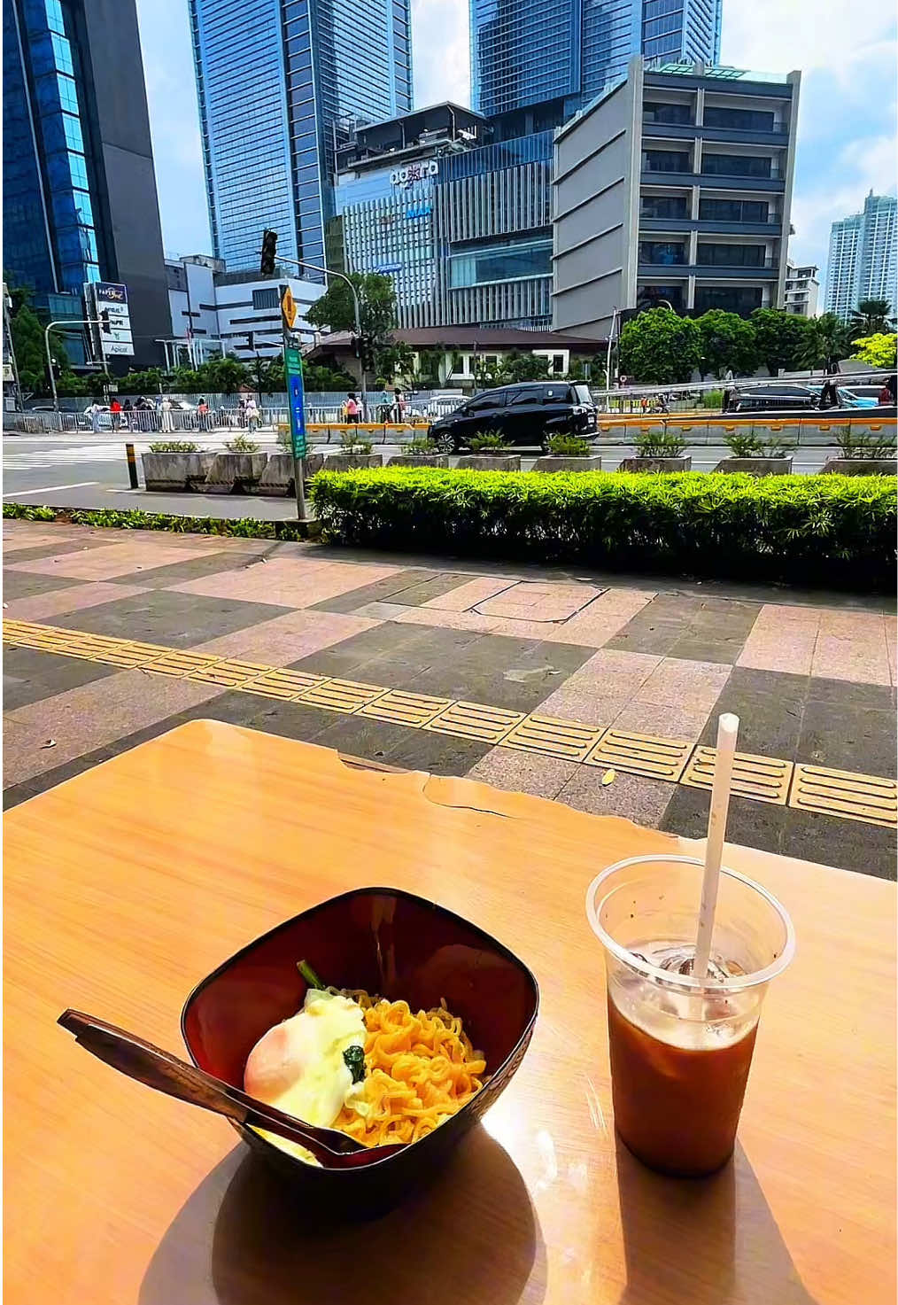 Akan ku hadapi kerasnya Jakarta, tapi bentar ya makan @Indomie dulu  • • • #jakarta #cityview #indomie #fyp #foryou 