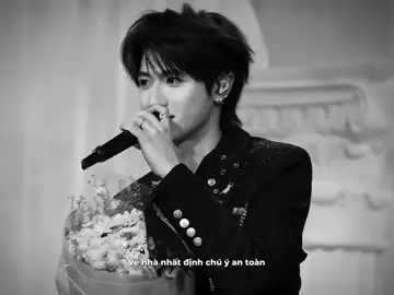 “Em sẽ dõi theo anh như cách hướng dương dõi theo mặt trời, tuy xa cách nhưng tràn đầy nhiệt huyết và chân thành. Tình yêu này không cần phải đong đếm, chỉ cần anh luôn đứng đó sau lưng sẽ có người dõi theo anh. Anh cứ ở trên sân khấu toả sáng, em sẽ là khán giả dưới khán đài dõi theo anh từng khoảnh khắc một.” #zhuzhixin #朱志鑫 