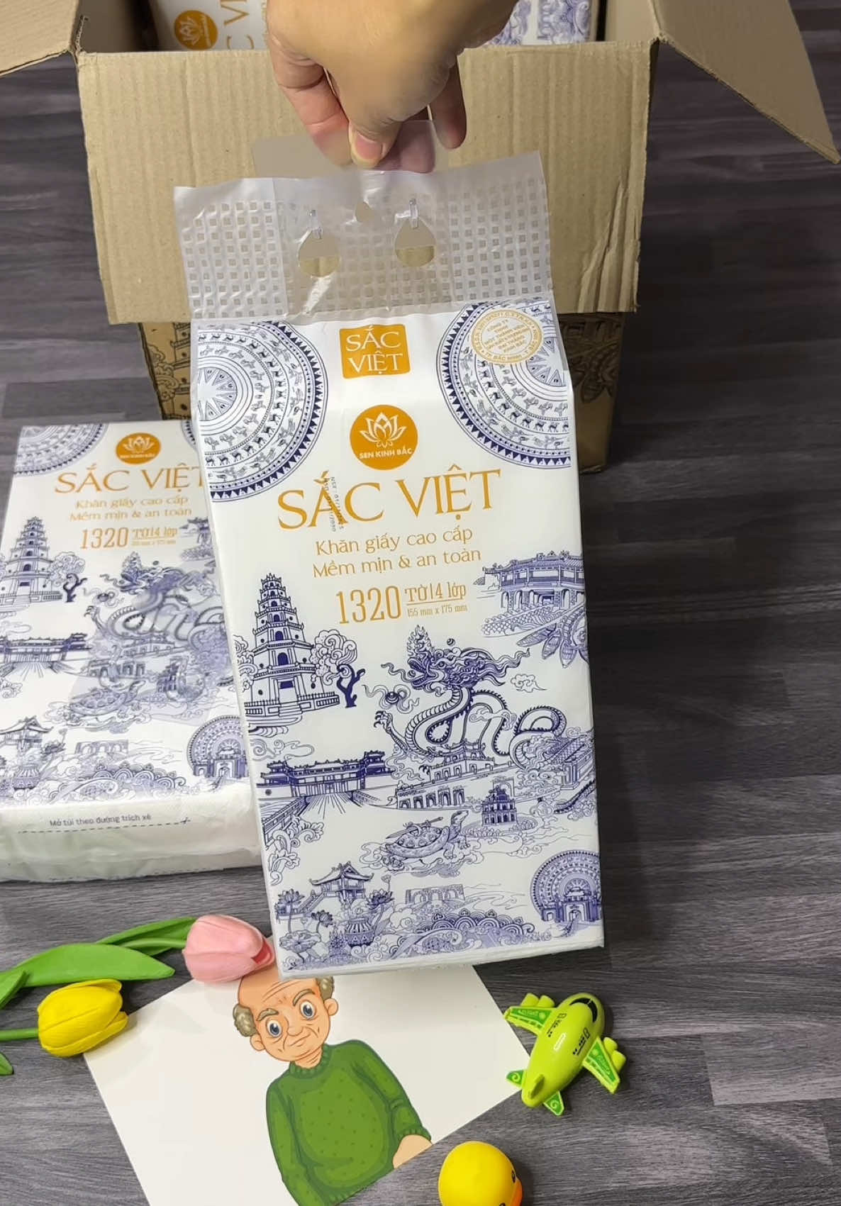 1 thùng 6 bịch giấy ăn nhà sen kinh Bắc tặng thêm móc dán tiện lắm #giayan #giayrut #giayruttreotuong #xuhuong #thuzoe_taphoa  @Thu Zoe Ở Quê  @Thu Zoe Ở Quê  @Thu Zoe Ở Quê 