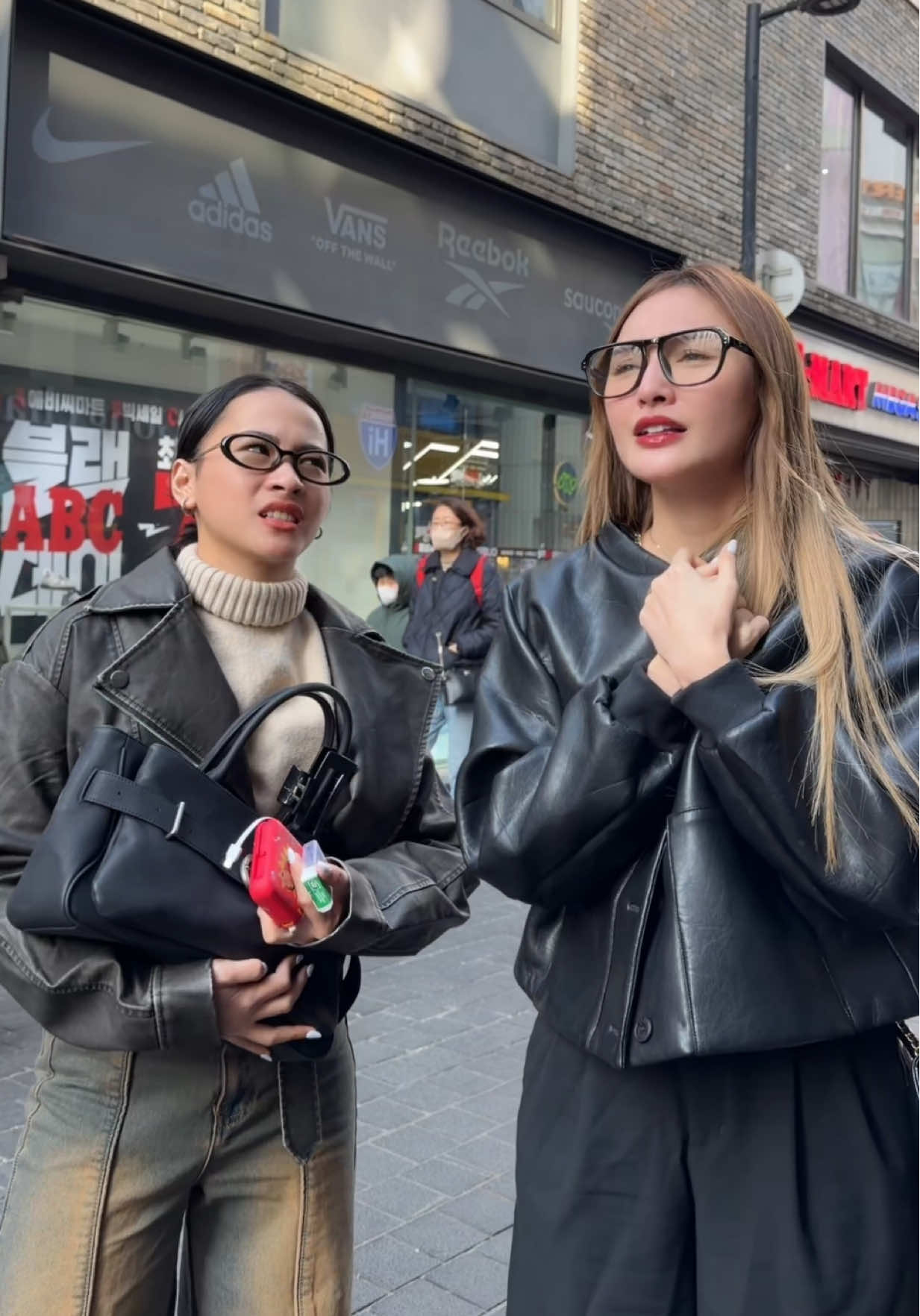 Guard may baliw dito sa Korea! 😂