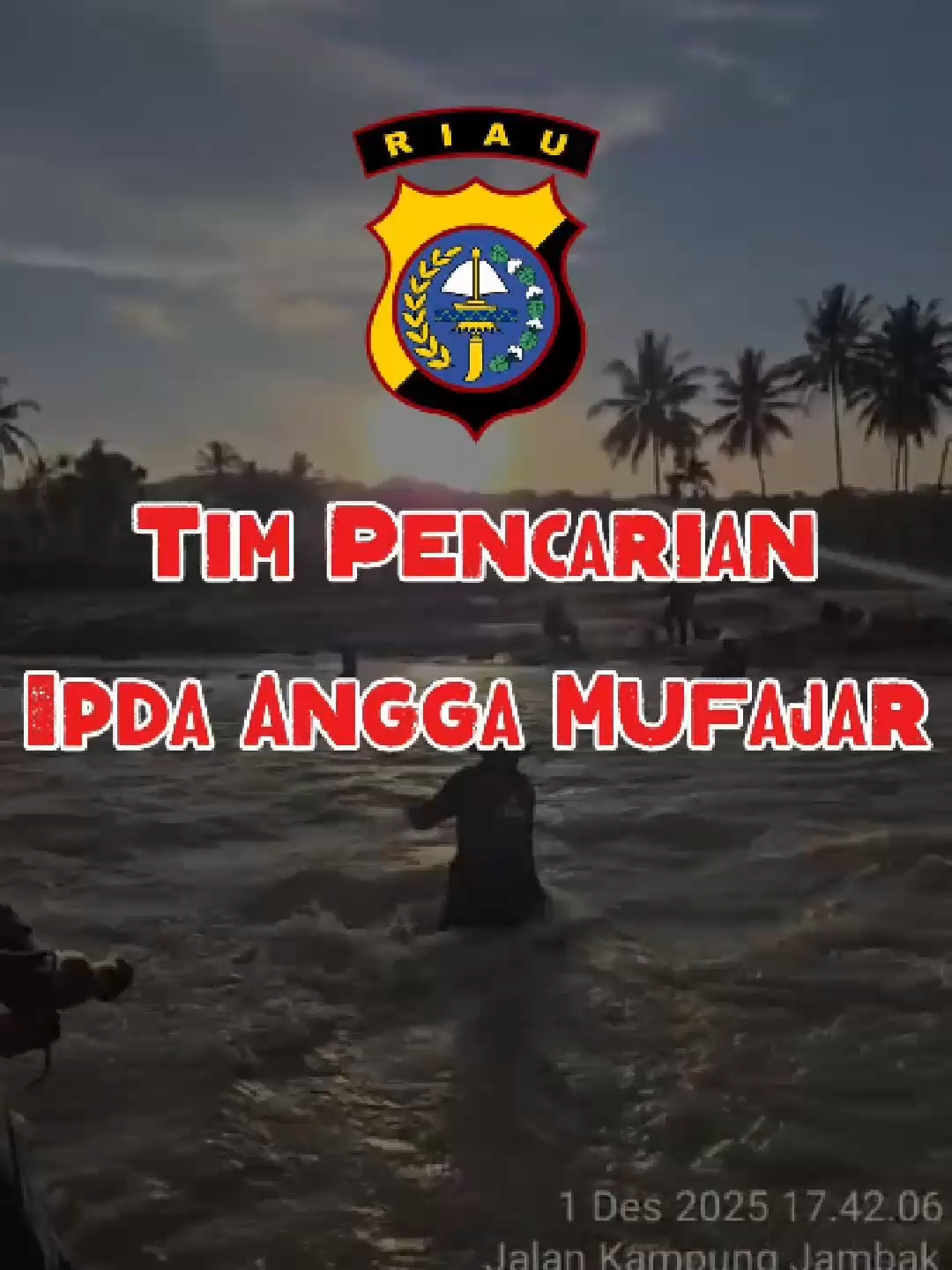 Polda Riau Intensifkan Pencarian Ipda Angga yang Masih Hilang Pasca Bencana Hidrometeorologi di Sumbar Polda Riau terus melakukan upaya intensif dalam pencarian Ipda Angga Mufajar, anggota Ditreskrimum Polda Riau yang hilang saat bencana banjir bandang dan longsor melanda wilayah Padang Panjang, Sumatera Barat.  Seluruh proses dilakukan secara terkoordinasi dengan kekuatan personel yang bekerja sejak pagi hingga larut malam, mengikuti perkembangan situasi dan kondisi medan pascabencana. Kabid Humas Polda Riau Kombes Anom Karibianto, yang saat ini berada langsung di lokasi bencana, memastikan bahwa tim pencarian bekerja menyusuri Sungai Jembatan Kembar, lokasi ditemukannya kendaraan yang ditumpangi korban hingga ke enam anak sungai yang memiliki potensi menjadi jalur hanyutnya korban.  Pada Senin malam, kegiatan penyisiran dilakukan hingga pukul 24.00 WIB dan akan dilanjutkan kembali pada Selasa pagi dengan penambahan personel dari Polres Kampar.  