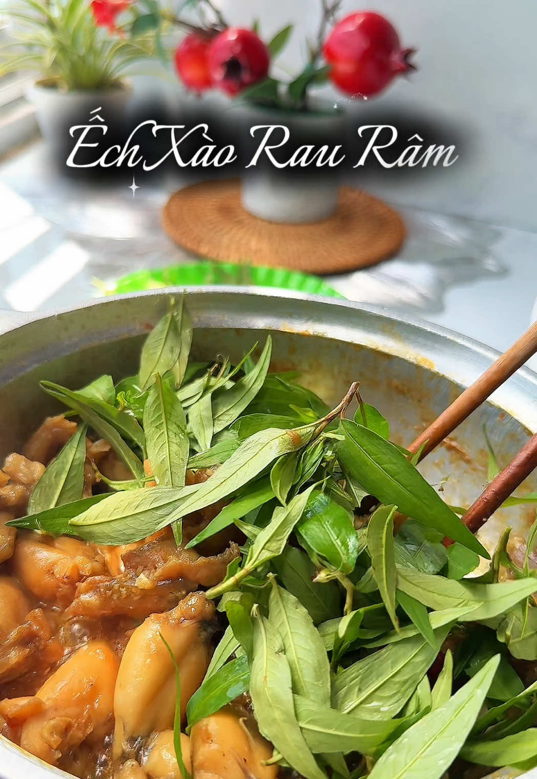 Ếch mà kết hợp cùng rau răm thì còn dính hơn kho sả ớt nữa các bác ạ#bepcuaclan #nauancungtiktok #echxaorauram 