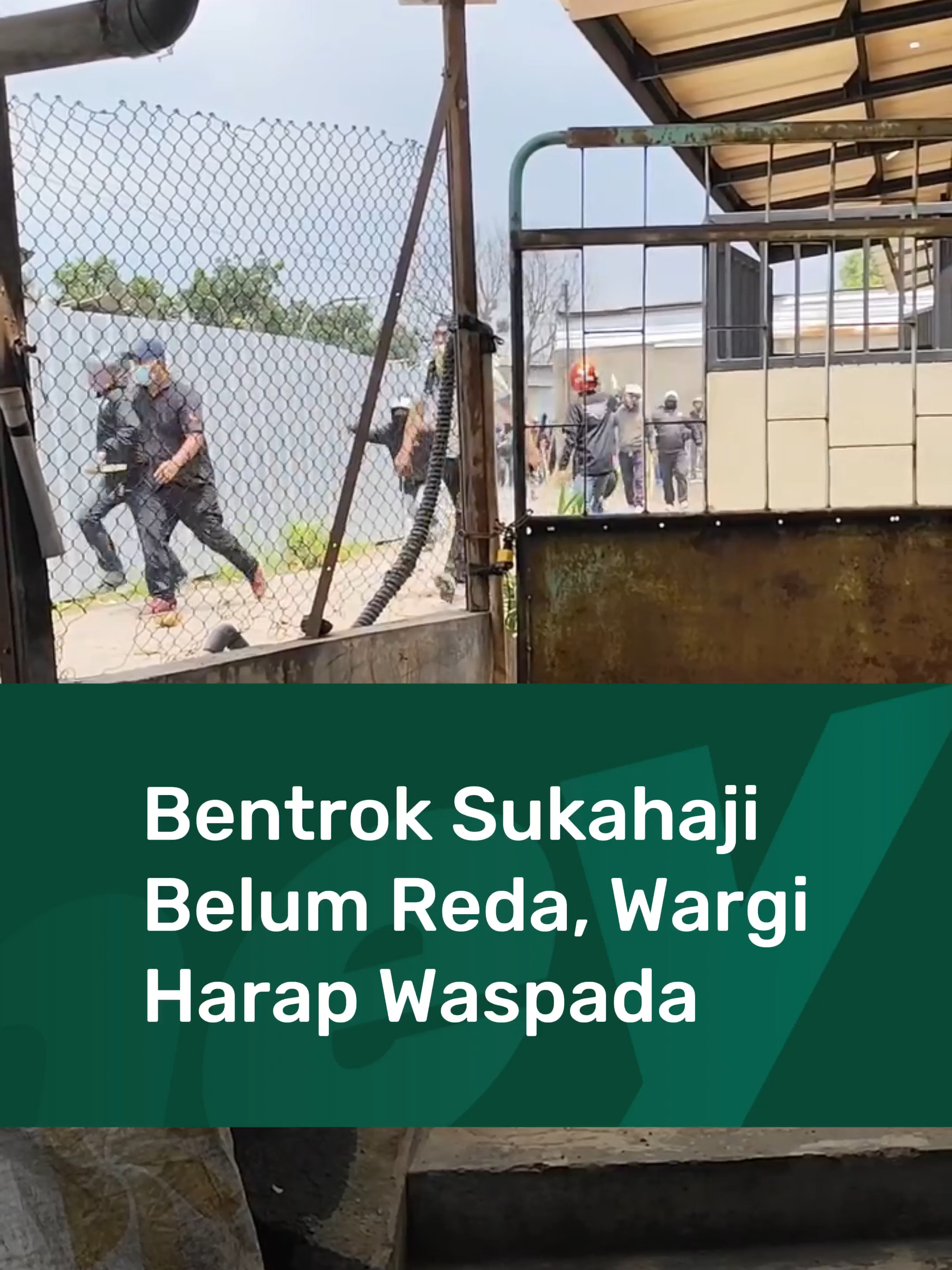 Update siang ini: bentrok di Sukahaji, Babakan Ciparay masih berlangsung dan belum mereda. Wargi yang berada di area sekitar dihimbau menjauh dan tetap berhati-hati sampai situasi benar-benar aman 🙏 🎥: @arifaar24_, @jubells_, @figaromagnific0 #HeyBandung #UrangBandung #NgawangkongHeula