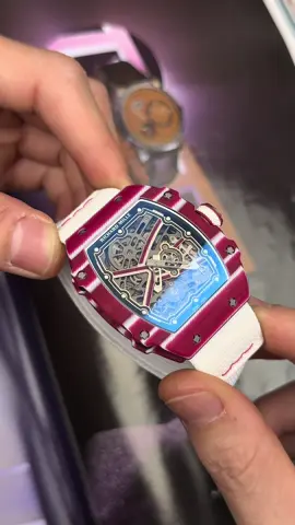 RM 67-02 – mỏng như không khí, nhẹ như cú chạm… nhưng mỗi lần lên tay là đốt mắt người đối diện. Form tonneau đặc trưng, skeleton sắc lạnh, từng chi tiết như được cắt bằng laser. Một chiếc đồng hồ sinh ra để di chuyển, để nổi bật, và để chứng minh: nhẹ không bao giờ là yếu. ✦ Đeo rồi mới hiểu vì sao giới chơi gọi nó là ‘cỗ máy tốc độ trên cổ tay’.”   #nguyenduywatch #luxury #watches #nguyenduyluxury #foryou 