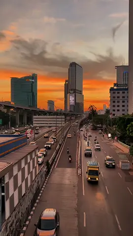 Video nya boleh diambil untuk support bahan content creator pemula, nostalgia dll. Kalian edit sendiri ya, engga follow gpp ko, di izinin. Senja dilangit Pancoran Jakarta. #senjasorehari #senja #jakarta #mediawb #fyp 