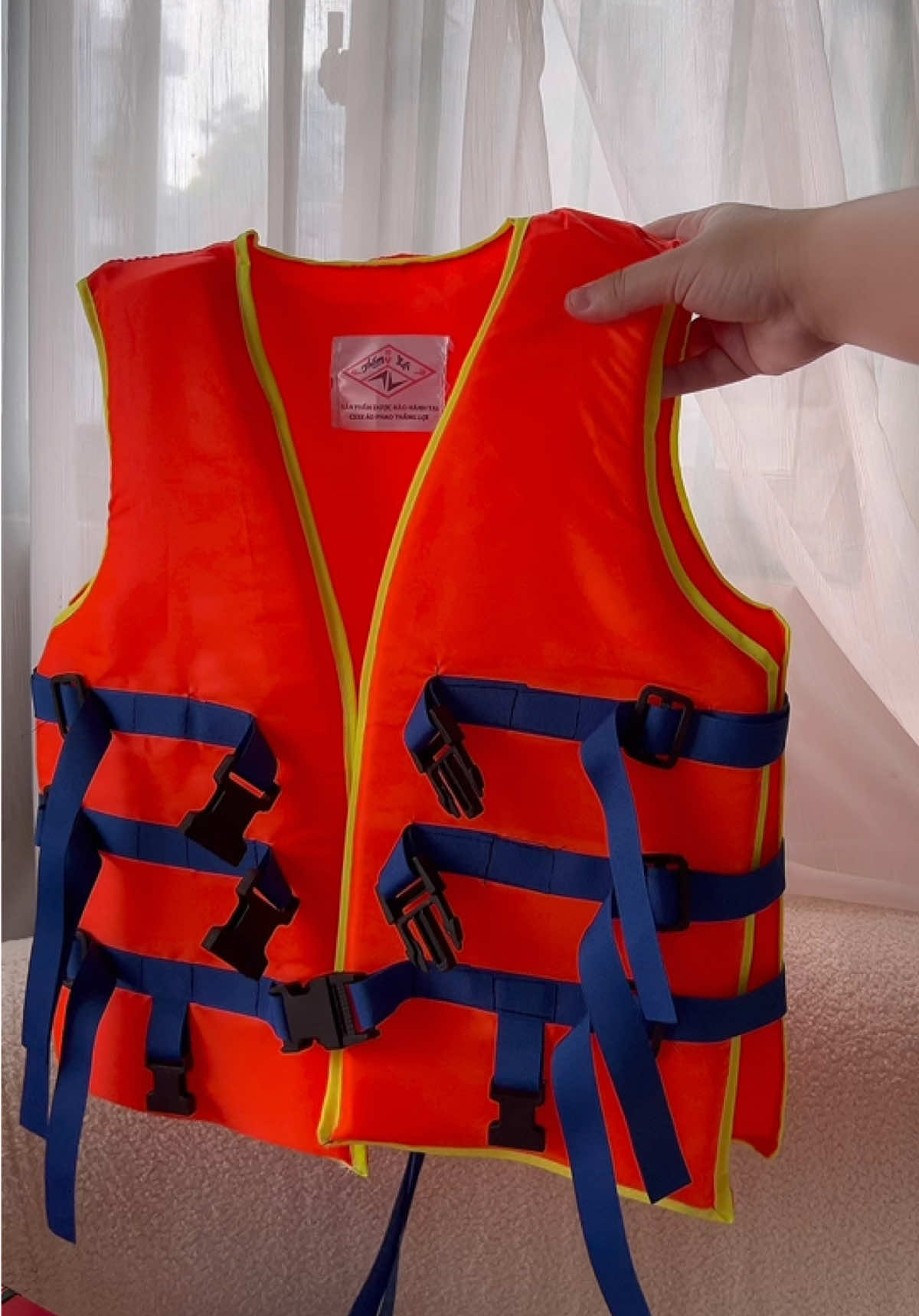 Hong biết bơi thì mặc áo phao vào nha mọi người #muataitiktokshop #aophaocuuho #aophao #lulut #tiktokshop1212 