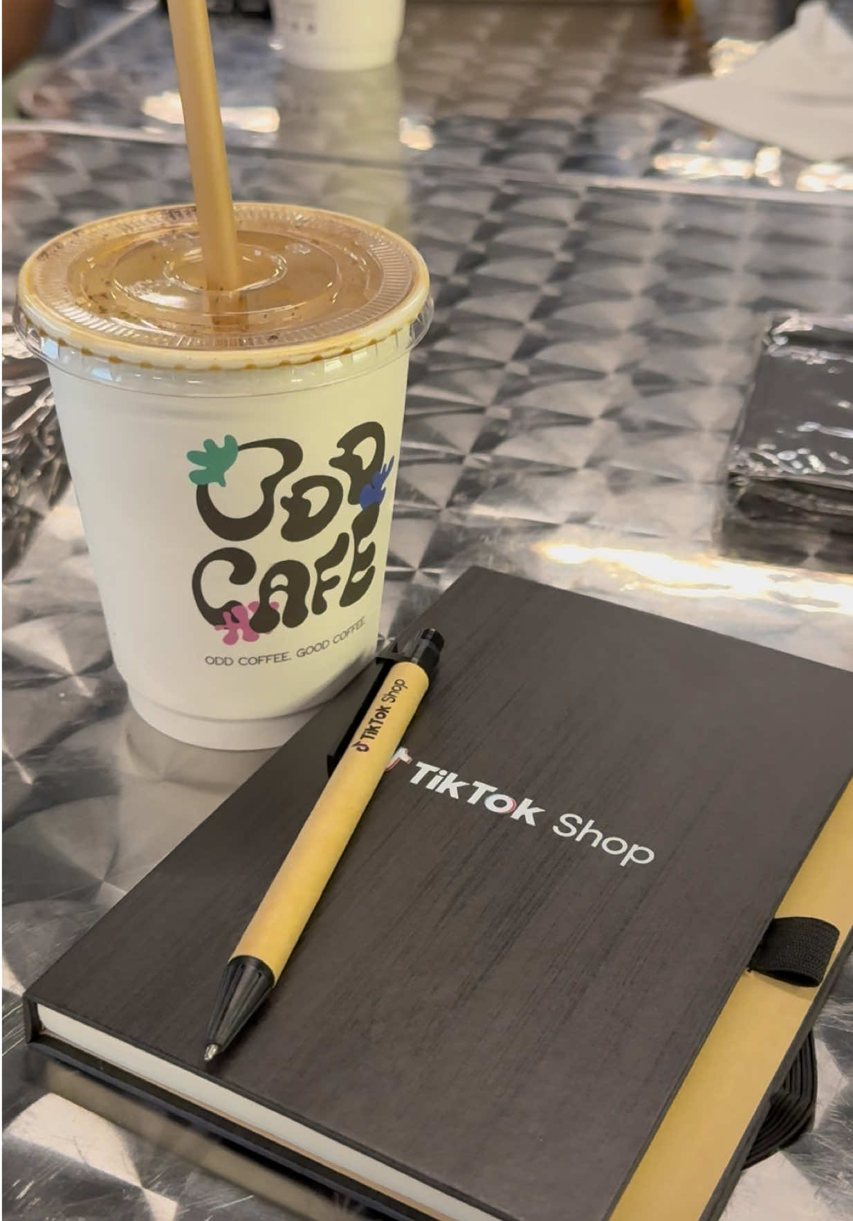 palipstick lipstick lang yan pero nakikinig yarn hahaha, thank you @tiktokshop_ph. #tiktokevent 