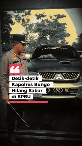 Kemacetan panjang terjadi di depan SPBU Pal 3, Muara Bungo, akibat padatnya antrian dan adanya dugaan praktik kecurangan oleh sejumlah pelansir. Situasi ini membuat arus lalu lintas tersendat dan menimbulkan keluhan dari masyarakat sekitar. Menindaklanjuti laporan tersebut, Kapolres Bungo AKBP Natalena Eko Cahyono turun langsung ke lokasi untuk melakukan penertiban. Saat melintas, Kapolres sempat terjebak dalam kemacetan sehingga memutuskan turun dari kendaraan dan segera mengurai kondisi di lapangan. Dalam penertiban itu, Kapolres bersama personel Samapta memeriksa satu per satu kendaraan yang mengantre. Sejumlah kendaraan terjaring melakukan kecurangan, mulai dari penggunaan barcode MyPertamina yang tidak sesuai dengan nomor polisi, tangki kendaraan yang telah dimodifikasi, hingga tidak adanya kelengkapan surat kendaraan. Beberapa pelansir bahkan nekat meninggalkan kendaraan mereka ketika mengetahui akan diperiksa. Petugas kemudian mengamankan kendaraan-kendaraan tersebut dan membawanya ke Polres Bungo untuk diproses lebih lanjut. Total, sebanyak 10 kendaraan diamankan dalam penertiban tersebut. Selain melakukan penindakan terhadap kendaraan pelanggar, Kapolres juga memberikan teguran tegas kepada pihak pengelola SPBU Pal 3 agar tidak melayani pengisian BBM bersubsidi kepada kendaraan yang tidak sesuai data maupun tidak memenuhi syarat. Kapolres menekankan pentingnya pengawasan ketat agar BBM bersubsidi benar-benar sampai kepada masyarakat yang berhak. #akbpnatalenaekocahyono #polresbungo #poldajambi #polriuntukmasyarakat #bungoprestasi 