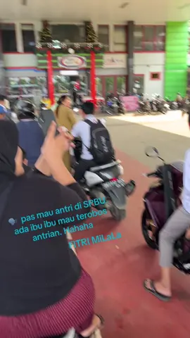 Ibu ibu Terobos antrian..#fyp #fyppppppppppppppppppppppp #semuabisaditiktok #semuaorang #memories 