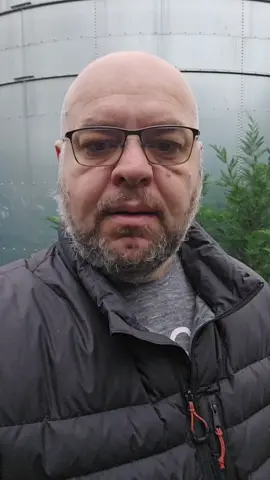 România fierbe, oamenii stau la cozi la apă, centrala care dădea 10% din energie pică în plină iarnă… iar liderii sindicali dispar în ceață, bine hrăniți și perfect liniștiți. Un popor întreg tremură, dar „apărătorii” lui nu scot nici măcar un oftat.  Dacă ei sunt bine și românii sunt tot mai rău, pentru cine mai luptă sindicatele? #bobbyd #romania #romaniavanduta #romaniateiubesc #romaniataramea 