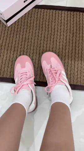 Giày xinh cho máy bà diện Tết nà  #thoitrang #giaynu #giayxinh #sneakers 