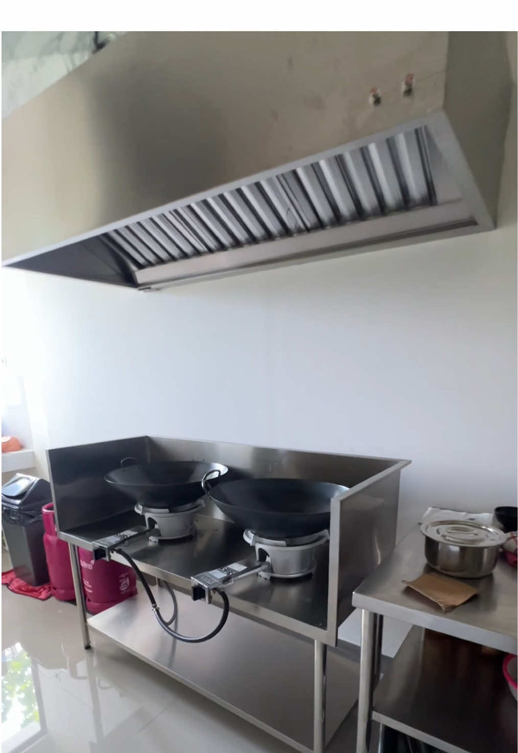 Sharing salah satu hasil dapur full stainless di area Hampton Serpong, mulai dari kompor meja, rebusan, sampai exhaust hood #dapur #estetik #stainless #kitchen #sink