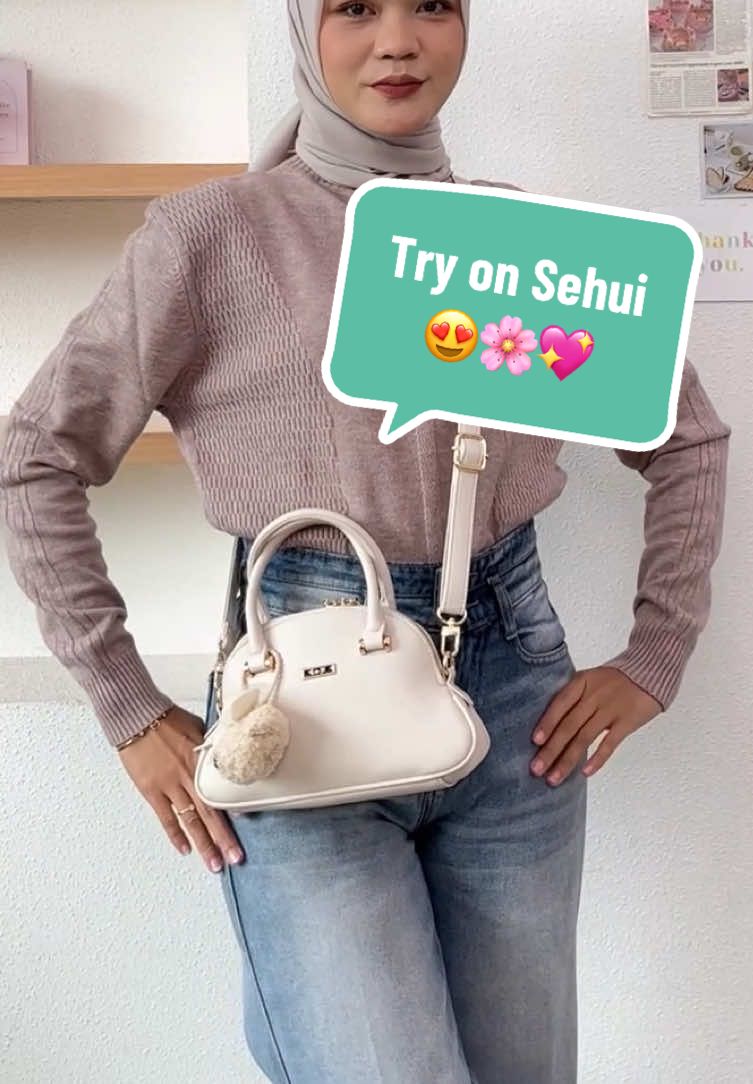 Try on Sehui Slingbag—look at meee so cute & stylish!Cloud silhouette-nya super girly dan bag charm animal yang removable itu so cutee banget. Perfect buat daily look, hangout, sampai romantic date—vibe kamu langsung feminine & classy. #Enjiid #BanggaPakeenji #TasWanita  #WIBGAJIAN #PromoGuncang1212