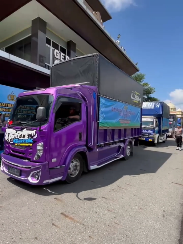 Wakapolri Komjen Pol Dedi Prasetyo melepas secara simbolis pengiriman bantuan sosial kemanusiaan dari Polda Lampung untuk korban bencana alam di Provinsi Sumatera Barat, Rabu (3/12/2025). Bantuan dikirim menggunakan jalur darat berupa 14 truk sembako, 5 kendaraan Brimob, dan uang tunai Rp 300 juta. Bantuan mencakup beras, peralatan sholat, kebutuhan bayi, obat-obatan, serta pasukan Brimob siap SAR dan dapur lapangan. Polri juga menyalurkan bantuan ke wilayah Sumatera Utara dan Aceh melalui jalur darat, laut, dan udara, termasuk ke Aceh Tamiang yang sempat nyaris terputus aksesnya. Wakapolri Komjen Pol Dedi Prasetyo menegaskan, pengiriman bantuan ini penting untuk meringankan penderitaan masyarakat terdampak. Ia menjelaskan, “Ya tadi kita sudah lihat sendiri, ada truk berisi sembako, berisi kebutuhan perempuan, anak-anak, dan kebutuhan lain untuk masyarakat yang terdampak di wilayah Provinsi Sumatera Barat.” Dedi menambahkan, keberadaan pasukan Brimob untuk SAR, dapur lapangan, dan penyediaan air bersih menjadi bagian dari strategi Polri dalam penanganan bencana. “Dan kita juga mengirimkan pasukan Brimob, baik pasukan SAR, kemudian pasukan untuk dapur lapangan, demikian juga untuk air bersih, dan kebutuhan lainnya,” ujarnya. Ia juga menjelaskan Polri memanfaatkan semua jalur transportasi untuk memastikan bantuan sampai tepat sasaran. “Jalur laut bisa, jalur udara bisa, dan darat ini lagi diupayakan,” jelasnya. Wakapolri menekankan kolaborasi antarinstansi sangat penting agar bantuan efektif dan tepat sasaran. “Kerja keras, kerja kolaborasi, kerja sinergi, kerja semua pihak ini sangat dipentingkan, sangat dibutuhkan dalam rangka untuk meringankan beban saudara-saudara kita yang terdampak bencana alam, khususnya di wilayah Aceh, Sumatera Barat, dan Sumatera Utara,” tambahnya. baca juga di www pelitanusantara.co.id #fyppppppppppppppppppppppp #banjiraceh #banjirsibolga #banjirsumbar #poldalampung 