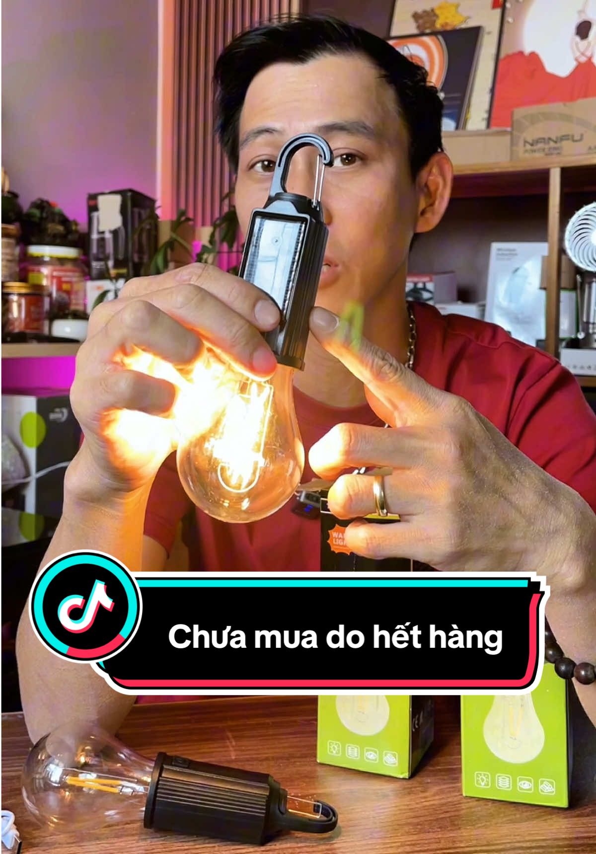 Bóng đèn tích điện sạc năng lượng mặt trời. #thuongthattha #denledtichdien #dentichdien #dentichdiennangluongmattroi #denlednangluongmattroi 