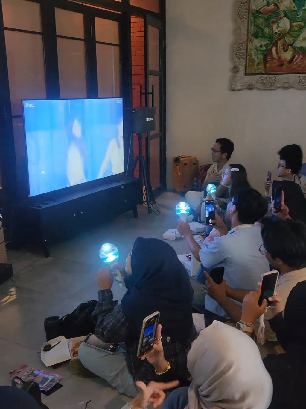 nobar konser nmixx TERRRRSERUU!!✨️ kagett rame banget ternyata nswer indonesia, ga cuma 10 orang🥹 nonton online berasa lagi nonton konsernya beneran, semuanya pada teriakin fanchant + sing along!😍 bahkan ada beberapa baby nswer yang baru ngestan era blue valentine tapi udah ikut nobarnya, welcomee our new fams🫶🏻 nobar online aja serame ini, yakaliii nmixx ga konser di sini?! @nmixx_official ditunggu di indonesia ya!!🇮🇩🫵🏻🫵🏻 #NMIXX #엔믹스 #concert #kpop 