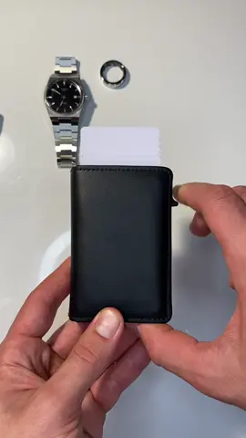 Where style meets tech.  #walletaces #smartwallet #everydaycarry #technology #wallettracker 