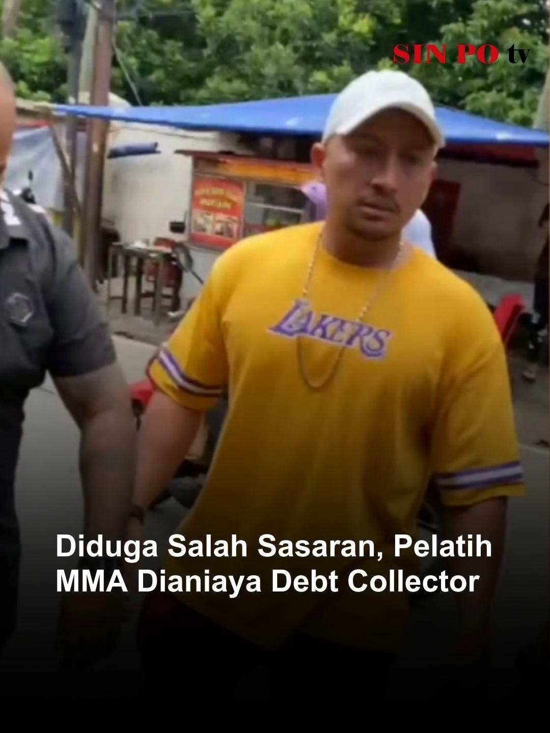 Diduga Salah Sasaran, Pelatih MMA Dianiaya Debt Collector Seorang pelatih bela diri MMA menjadi korban penganiayaan oleh sekelompok penagih utang atau debt collector di Jalan Holtikultura, Pasar Minggu, Jakarta Selatan. Aksi yang diduga merupakan salah sasaran itu viral di media sosial. #sinpotv #sinpotvnews #debtcollector #penganiayaan #MMA #berita #beritatiktok #beritaterkini #viral #fyp #tranding