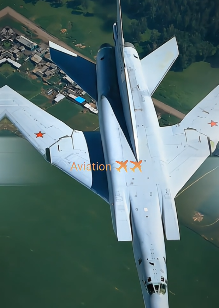 Bagian 32 | WOWW 😱  ✈️ Nama Pesawat: Tupolev Tu-22M3 “Backfire-C” 🇷🇺 Milik: Dikembangkan oleh Tupolev Design Bureau (Uni Soviet/Rusia) Dioperasikan oleh Russian Aerospace Forces. 📖 Fakta Tentang Pesawat: – Termasuk pesawat strategic bomber supersonik dengan kemampuan jarak jauh. – Kecepatan maksimum mencapai Mach 2.05—sangat cepat untuk ukuran bomber. – Memiliki sayap sapuan variabel (variable-sweep wing) agar stabil saat kecepatan rendah dan efisien di kecepatan tinggi. – Dapat membawa rudal berkecepatan tinggi seperti Kh-22 dan Kh-32, serta bom bebas. – Radius tempur mencapai 2.400 km tanpa pengisian bahan bakar udara. – Salah satu bomber yang masih aktif digunakan sejak era Soviet hingga sekarang. – Varian Tu-22M3M terbaru mendapat upgrade avionik dan sistem senjata modern. 💵 Harga: Sekitar USD $30–40 juta (≈ Rp 480–640 miliar) 🔥 Julukan: “Backfire-C” #tu22m3 #airforce #Aviation✈️✈️ #fyp #masukberanda 