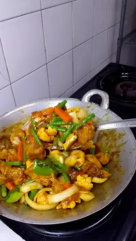 Resepi Ayam Paprik Mudah 1) Ayam - goreng separuh masak 2) Bawang Merah - tumbuk 3) Bawang Putih - tumbuk 4) Halia - tumbuk 5) Serai - ketuk 6) Sos Cili 7) Sos Tomato 8) Sos Tiram 9) Sos Ikan 10) Kicap 11) Daun Limau Purut 12) Bawang Holland - hiris 13) Daun Bawang - hiasan 14) Garam / Perasa Tips: 1) Ayam digoreng separuh masak untuk kekalkan ayam yang juicy. 2) Perahkan asam limau selepas paprik masak untuk menambahkan kick. Selamat mencuba 🥰#masakansederhana #resepiringkas 