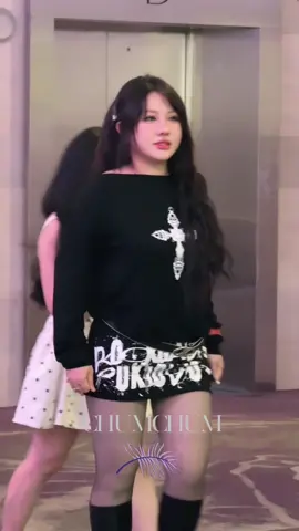 Nhan sắc cực cinh xắn của và đáng yêu của Tú Na khi đến chúc mừng A Tuân ở lễ kỷ niệm bản hit Lệ Ngang Trời đạt tỷ view trên tiktok #chumchum #BiMatVbiz #atuan #atuanbychumchum #lengangtroi