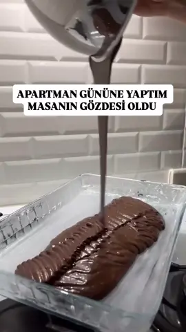 ▫️KUMLU PASTA 💁‍♀️ @kamanlezzetevi #borcampastası #keşfettengelenler #5çayı 📌Kumlu Pasta Tarifi Keki için: 3 adet yumurta 1 su bardağı toz şeker 1 çay bardağı süt 1 çay bardağı sıvı yağ 1 su bardağı un (300 ml lik bardak ile) 1 paket vanilya 1 paket kabartma tozu 3 yemek kaşığı kakao Islatmak için: 1 su bardağı süt Kreması için: 1 litre süt 3 yemek kaşığı dolusu nişasta 2 yemek kaşığı dolusu un 1 su bardağı toz şeker 3 yemek kaşığı kakao 1 paket (80 gr) çikolata 1 tatlı kaşığı tereyağı 1 paket vanilya Üzeri için: 1 paket kakaolu bisküvi Keki için; yumurta ve şeker beyazlaşana kadar çırpılır. Üzerine süt ve sıvı yağ eklenip karıştırılır. Un, kakao, vanilya, kabartma tozu elenerek ilave edilir, güzelce karıştırılır. Yağlanmış fırın kabına boşaltılır. Önceden ısıtılmış 180 derecede 30-35 dk pişirilir. Kreması için: süt, un, nişasta, şeker ve kakao tencereye alınıp karıştırılır. Ocağa alınıp sürekli karıştırarak kaynayıp koyulaşana kadar pişirilir. Kıvam alan krema ocaktan alınıp üzerine tereyağı, çikolata ve vanilya eklenip karıştırarak eritilir. Fırından çıkan kekin ilk sıcaklığı çıkınca üzeri 1 su bardağı süt ile ıslatılır. Ilık kekin üzerine sıcak krema dökülür ve yayılır. Kremanın soğuması beklenir. Soğuduktan sonra üzerine 1 paket rondoda çekilip ufalanmış kakaolu bisküvi serpilir. 4-5 saat dolapta dinlendirilir. Kıvam alan tatlı dilimlenir, istediğiniz şekilde süsleyip servis edebilirsiniz. Emin olun ki bir dilim yetmeyecek👌💗 Afiyet olsun..