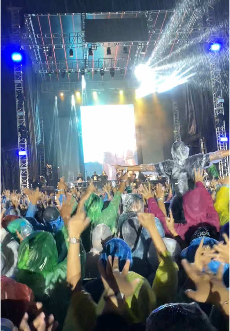 bisgilllssss velocity sambil ujanan, hatur nuhun amihhhh🤟🏻🤪🤟🏻 #npf #adeastrid #konserbandung 