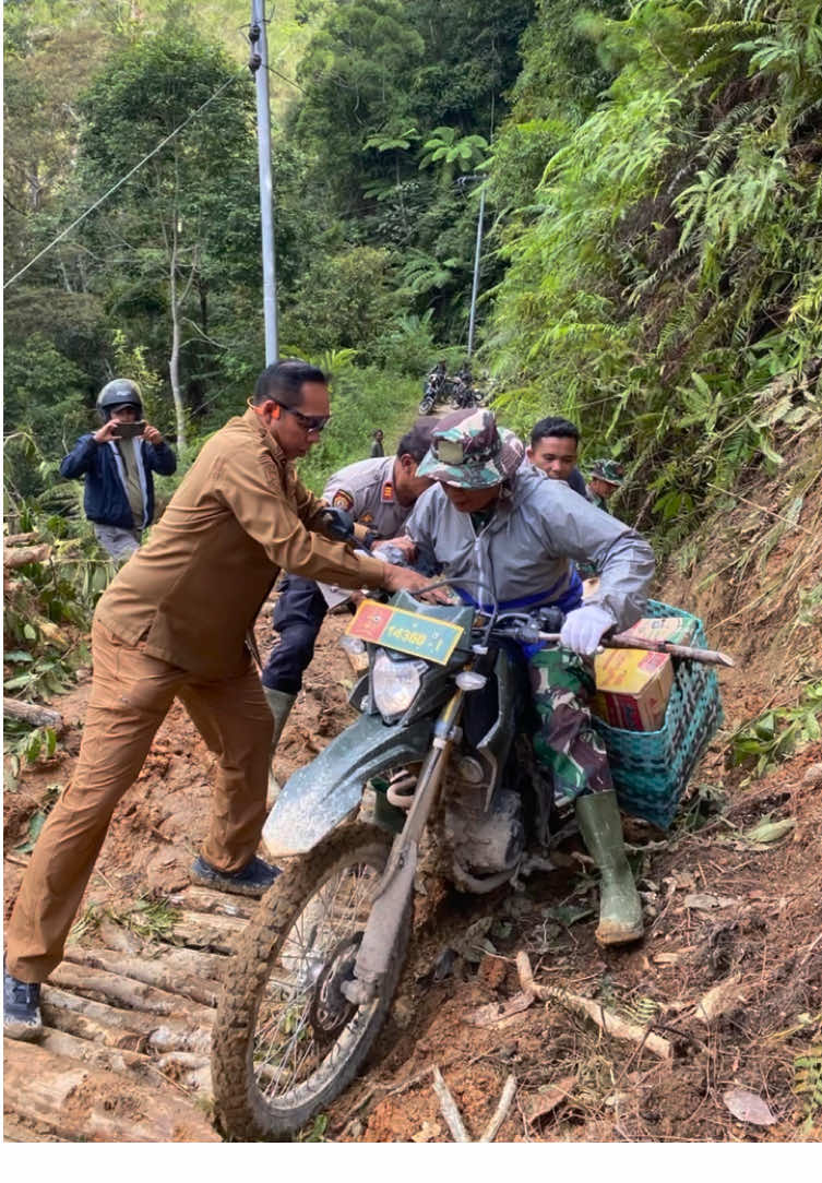 Bupati Tapanuli Utara Dr. Jonius Taripar P. Hutabarat, S.Si, M.Si turun langsung melihat kondisi Desa Pertengahan dan Hutajulu Parbalik, Kecamatan Parmonangan. Selasa, 03/11/2025. Akses yang sulit akibat banyaknya titik longsor membuat penyaluran bantuan terhambat. Di tengah keterbatasan tersebut, Bupati tetap membawa bantuan makanan dan berkomunikasi dengan warga di salah satu rumah, mendengar langsung keluhan serta kebutuhan mereka. Puji Tuhan, 2 alat berat sudah mulai bekerja membuka jalan menuju desa. Kita berharap dalam waktu dekat akses menuju Pertengahan bisa terbuka, sehingga bantuan dapat disalurkan dengan lebih cepat dan merata. Tetap kuat, tetap berharap—kita pulih bersama.