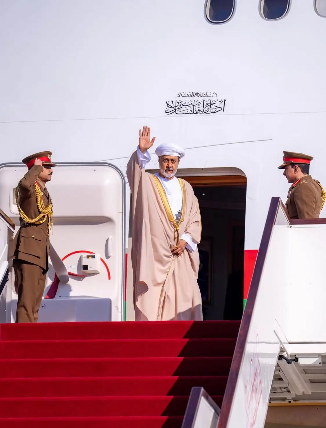 برعايةِ الرّحمن، جلالةُ السُّلطان المُعظّم /حفظهُ اللهُ ورعاهُ/ يغادر البلاد متوجّهًا إلى مملكة ‎#البحرين الشّقيقة للمُشاركة في مؤتمر القمّة السّادسة والأربعين للمجلس الأعلى لمجلس التّعاون لدول الخليج العربيّة
