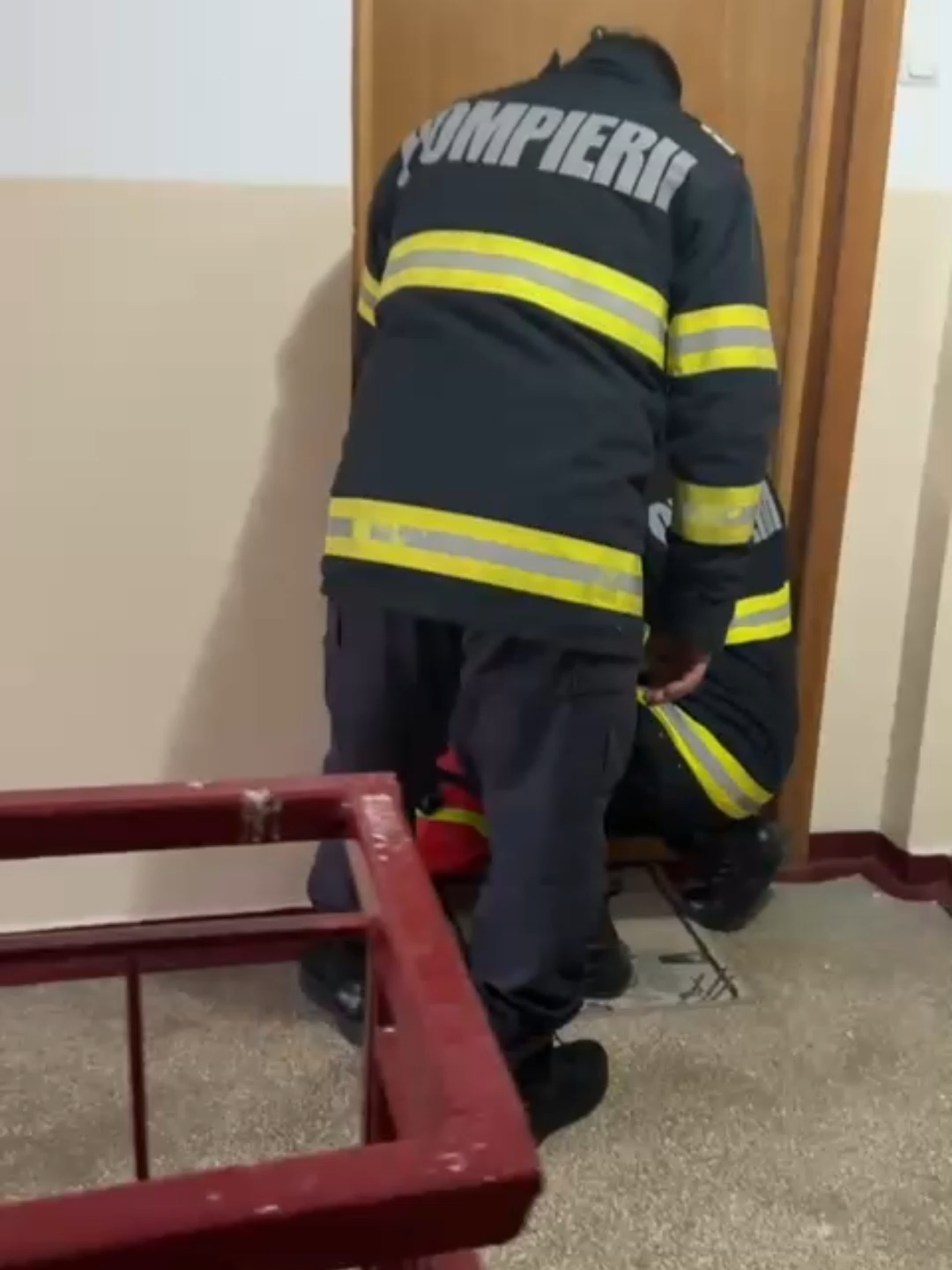 Intervenție contra-cronometru în Constanța. Pompierii au urcat cu autospeciala cu scară până la etajul trei, au spart geamul și au intrat în apartament pentru a salva un bărbat în vârstă, găsit căzut în casă, cu probleme medicale. Victima a fost stabilizată și transportată de urgență la spital.