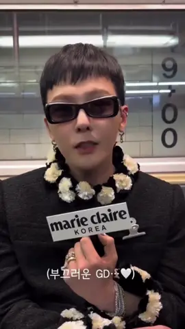 Quá ngạo nghễ! G-Dragon sau khi lên ngôi MAMA, hiên ngang bước vào Chanel show với vẻ đẹp trai, lạnh lùng và khí chất vô đối. Just crowned at MAMA, G-Dragon steps into the Chanel show, handsome, icy, and utterly iconic. #gdragon #kwonjiyong #bigbang #kpop #fypシ 