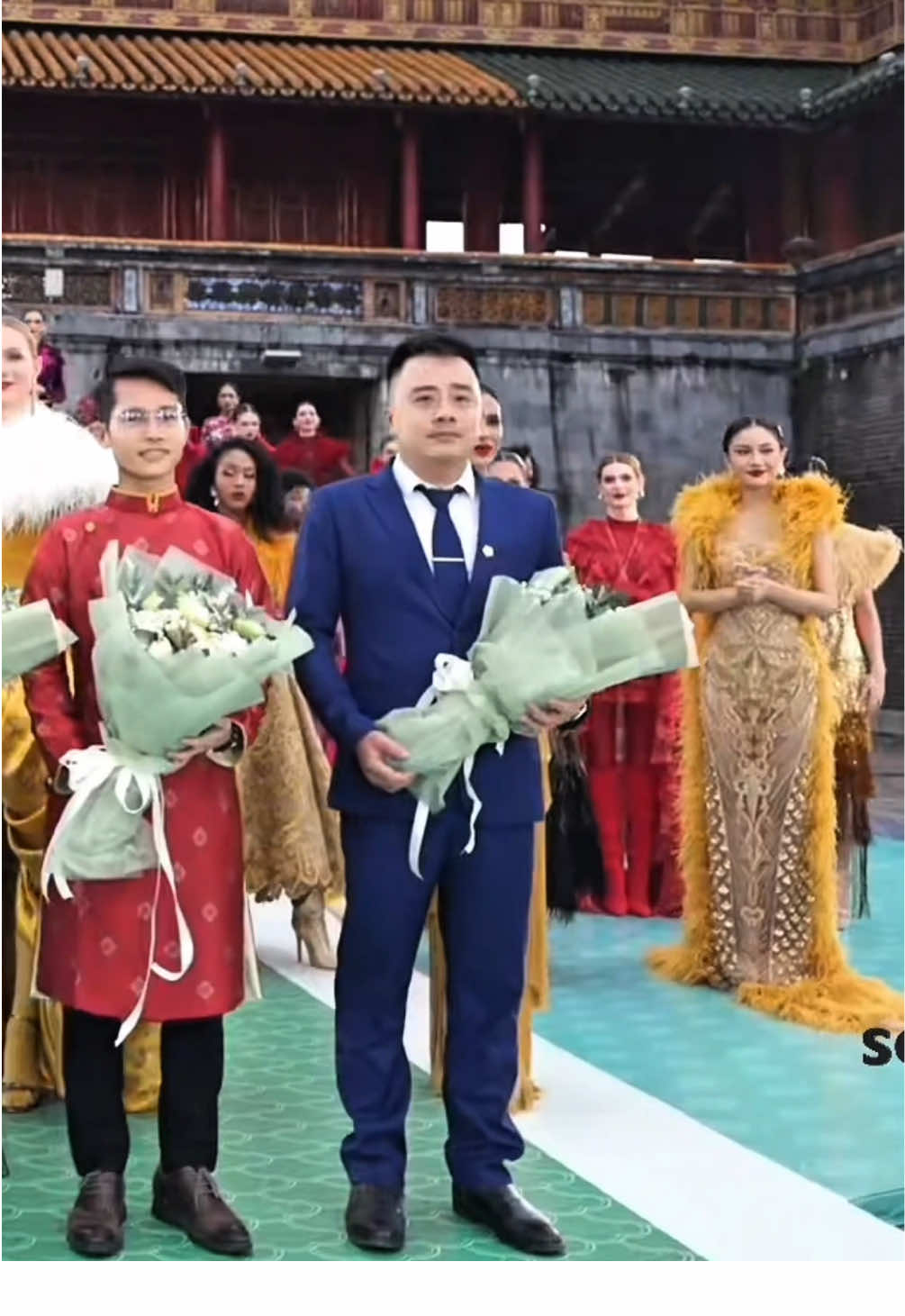 A heartfelt thank you to Mr. Nguyen Tri Thuc, representing Hue International General Hospital, for their generous support in making “Hello Cosmo From Vietnam 2025” a memorable and successful event. Your contribution helped bring this celebration of beauty, fashion, and culture to life.  #HueInternationalHospital #MissCosmo2025 #MissCosmo2025FromVietnam #RisingDragon #ImpactfulBeauty