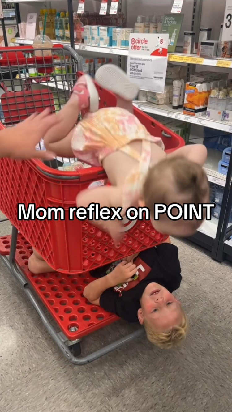 A Mother’s Love in One Powerful Moment… She Protected Her Baby So Tenderly 💕#MothersLove #ProtectiveMom #MomAndBaby #FamilyMoments #HeartTouching