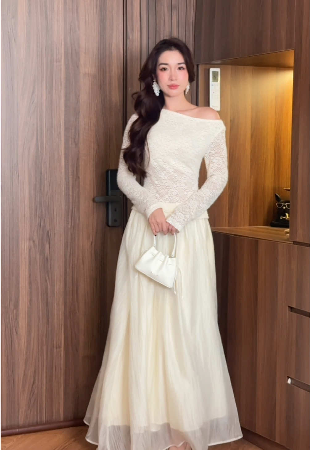 Có thể là biến ngay thành công chúa lun í 🥹 quá dịu dàng #thoitrangnu #outfit #chanvaydai #áotaydai #aolongtho 