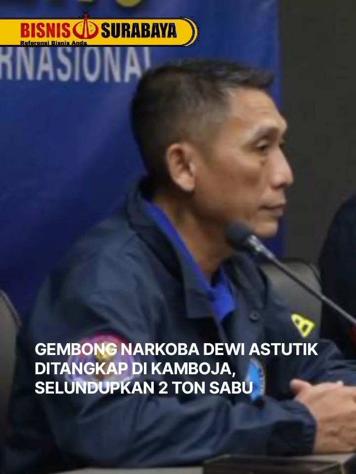 Badan Narkotika Nasional (BNN) RI bersama Badan Intelijen Strategis (BAIS) TNI, dengan dukungan kepolisian Kamboja, berhasil menangkap gembong narkoba internasional Dewi Astutik alias Mami di Sihanoukville, Kamboja. Penangkapan lintas negara ini menuntaskan pengejaran panjang terhadap buronan penyelundup dua ton sabu jaringan Golden Triangle yang sempat berpindah-pindah ke berbagai negara untuk menghindari kejaran aparat. Kepala BNN RI Komjen Pol Suyudi Ario Seto menjelaskan, penangkapan dilakukan saat Dewi sedang dalam perjalanan menuju lobi sebuah hotel. Operasi berlangsung cepat dan tanpa perlawanan. Suyudi mengatakan, operasi ini mendapat dukungan penuh dari Atase Pertahanan RI di Kamboja dan BAIS TNI yang berperan penting dalam pemetaan pergerakan lintas negara serta koordinasi regional. Dewi Astutik selanjutnya akan menjalani pemeriksaan intensif untuk mengungkap alur pendanaan, logistik, dan pihak-pihak yang terlibat dalam jaringan internasional yang beroperasi ke sejumlah negara. Ia disebut sebagai aktor intelektual kasus penyelundupan dua ton sabu yang digagalkan pada Mei 2025. #bisnissurabaya #dewiastutik #beritaterkini #beritaupdate #infoterkini #infoupdate