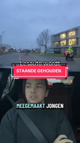 Wanneer zelfs de lesauto een APK’tje krijgt van de politie 🚓🤣 Alcoholtest, speekseltest, pascontrole… alles erop en eraan. #rijles #rijschool #rijlessen #verkeersschoolnoa 