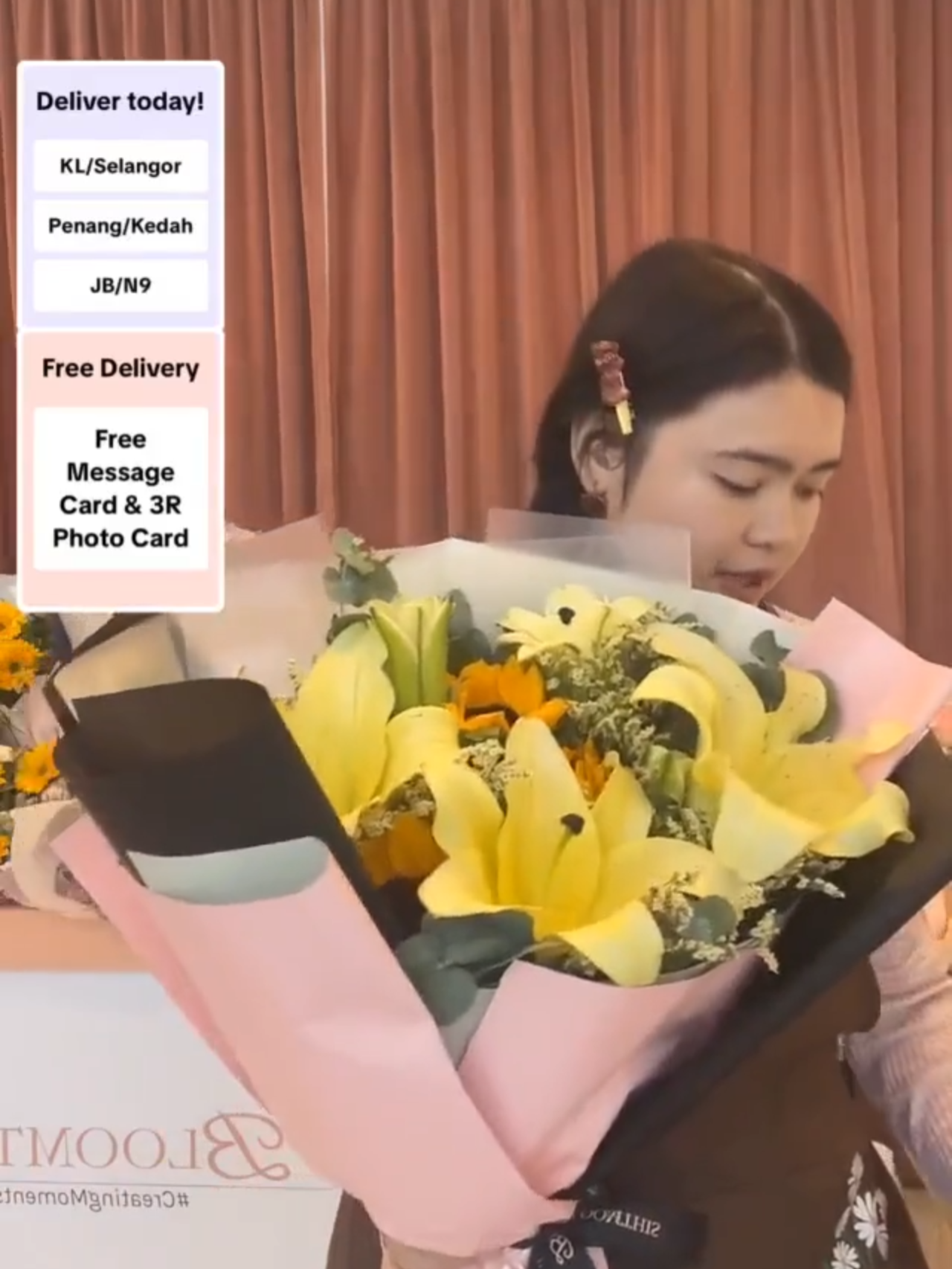 Korang nak cari bunga graduation yang takde bear? Boleh beli dari bag kuning kita tau! Kita jual fresh flowers je 🌻 #Bloomthis #bungatiktokshop #bungagraduation