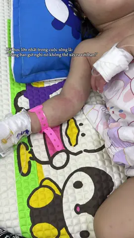 - [ ] Theo dõi sau 1 ngày sốt ko hạ thì ngày thứ 2 tiếp tục sốt và mình cho đi xn liền luôn . Mình sợ em bị sốt xuất huyết. Sau khi đi xn thì kết quả âm tính với sxh + cúm . Sau khi khám về mình cho bé ún thuốc của bs dặn. Sốt lần này hạ chậm hơn mấy lần bệnh trước nhiều. Sốt cao nên mình rất sợ con bị co giật . Mình cũng ráng theo dõi con thêm tại nhà đến 6h30 sáng hôm sau mình đưa đi bv nơi khác khám vì thấy đầu của con k còn linh hoạt , đơ cổ k gập xuống được, nhìn qua trái phải cũng rất chậm ko phản xạ nhanh như bt . Em chỉ nói là cổ đau,  sau đó là sưng nhiều ,mình rất lo vì chưa tìm ra nguyên nhân.  Sau khi tới bv thì mình dc chỉ định siêu âm cổ và chụp xquang + xn máu . Khi nhận được kết quả là CHUYỂN VIỆN TUYẾN TRÊN CẤP. Men gan cho phép là 40 nhưng con mình là 2100 .  Và phản ứng viêm cho phép là dưới 10 nhưng con mình đã là 120. Nhiễm trùng máu cấp. Vk ck mình cố gắng bình tỉnh để điều khiển xe máy cấp tốc xuống nhi đồng 2 cấp cứu. Trên xe mình chỉ biết niệm phật và thở đều. Ôm cứng con và dỗ dành k biết được cơn giật có diễn ra ko trong lo sợ. Bệnh diễn biến nhanh đến mức bs k hiểu nguyên nhân ts 3 ngày mà lại nặng đến như vậy. Nhập viện nđ2 lấy máu rất nhiều lần để xn tìm virus cho con, lần mình k thở đc là bs nói GĐ suy nghĩ việc chọc tuỷ sống để xn có viêm màng não hay ko, sau khi bàn luận với gđ thì mình đã kí và tiến hành thủ thuật nhanh để khẩn trương việc điều trị được tối ưu. 15p sau khi kí giấy thì bs đã thực hiện xong . Và tối hôm đó kqa nhận được là âm tính với viêm màng não. Tính từ ngày phát bệnh đến nay là ngày thứ 6 rồi. Mới vừa hết sốt lúc khuya. Em là siêu nhân của mẹ. Em rất giỏi. Khuya em còn bị sốc phản vệ 2 lần do thuốc nữa... môi em khô nứt chảy máu , lưỡi thì đỏ như dâu còn nổi gai sần làm cho em đau k uống đc ngụm nước..  ,cuối cùng qua 4-5 lần lấy máu & nc tiểu xn đó thì bs báo kết quả với mình là con bị mắc bệnh KAWASAKI ( viêm mạch máu ) . May mắn của mình là phát hiện bệnh sớm nên chưa ảnh hưởng đến mạch vành ( nơi dẫn máu cho tim ) hy vọng mọi thứ diễn ra theo chiều hướng tích cực . Tội cho em... mẹ thương em, thân hình bé nhỏ toàn chóng chọi với những căn bệnh nguy hiểm .. 😢❤️ #Kawasaki #lầndaulamme 