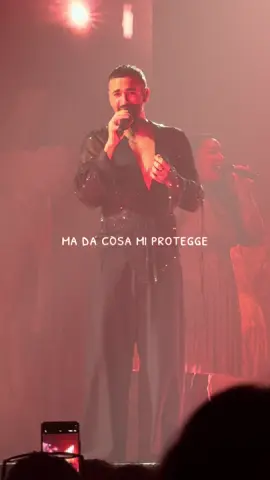 ogni tanto provo a dirtelo e mi scotto le labbra🔥 @Marco Mengoni #mengoni #bruxelles #marcomengoni #fuocodipaglia 