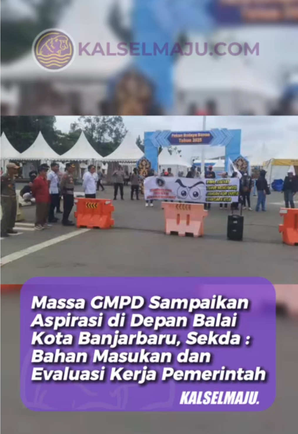 KALSELMAJU.COM, BANJARBARU – Belasan orang yang tergabung dalam Gerakan Masyarakat Peduli Demokrasi (GMPD) menggelar aksi unjuk rasa di depan Balai Kota Banjarbaru, Rabu (3/12). Dalam aksi tersebut, massa menyampaikan sedikitnya sepuluh poin tuntutan kepada Pemerintah Kota Banjarbaru. Peserta aksi membawa beberapa poin tuntutan, di antaranya: Meminta Wali Kota Banjarbaru melakukan efisiensi anggaran dengan tidak memperbanyak acara seremonial. Mengevaluasi berbagai lomba di tingkat kelurahan dan kecamatan yang dinilai menghabiskan biaya besar, termasuk kegiatan yang melibatkan pihak ketiga. Melanjutkan kembali program bedah rumah bagi masyarakat tidak mampu. Baca berita selengkapnya di Kalselmaju.com Naskah : Zoya NH Editor : Fadli R   #kalselmaju #kalselmajuofficial #kalsel #kalimantanselatan #beritakalsel     