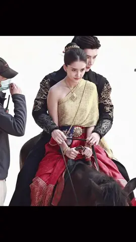 #มินิซีรี่ส์จีนแนวตั้ง มินิซีรี่ส์จีน ไทย-จีนจ้า ล้ำสุด  #สาวไทยข้ามภพป่วนหัวใจท่านแม่ทัพ  โดยมีนางเอกสาว อลิซา แอน ไฮน์ส (ลิซ่า) นักแสดงสังกัดช่อง 3 กับ #จินเสวียนอวี่ 金玄雨 นักแสดงจีน มาประกบคู่กันในซีรีส์ข้ามภาพ #泰国少女穿越时空，让将军心乱  ชื่อไทยยังไม่มี เรื่องนี้ร่วมทุนสร้างระหว่าง ไทย–จีน:  วันเปิดกล้อง: 28 พฤศจิกายน 2025 ที่กรุงเทพฯ และเหิงเตี้ยน (จีน) จนถึงวันที่ 3 ธันวาคมยังคงถ่ายทำ พล็อตสุดล้ำว่าด้วย “หญิงไทยข้ามมิติไปยุคจีนโบราณ ทำหัวใจนักรบหนุ่มหวั่นไหว”จู่ๆแม่หญิงไทยก็ถูกผ้าคลุมลายมังกรดูดข้ามเวลาไปยังสมัยจีนโบราณ ก่อนจะไปป่วนหัวใจ แม่ทัพจีนรูปงาม ผู้ที่โชคชะตากำหนดให้เป็น “ศัตรู” ของเธอเอง พล็อตสุดแฟนตาซี–โรแมนติกที่ทำชาวจีนตื่นเต้นกันหนักมาก!   คาดว่าเป็นอีกเรื่องที่น่าจับตามองเลยทีเดียว #mummystories 